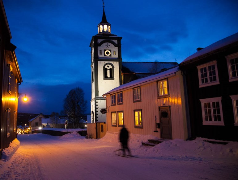 Reisebrev fra Røros med utsikt til Røros Kirke, Bergstadens Ziir