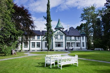  Fasaden på Bårdshaug Herregård