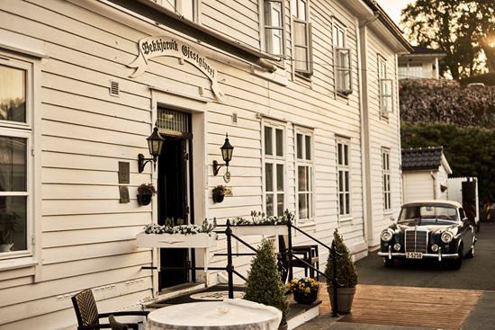 Fasaden av Bekkjarvik Gjestgiveri